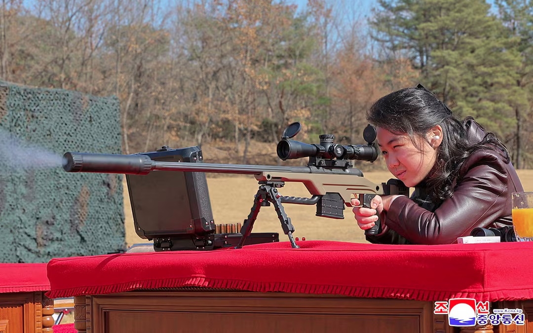 Hình ảnh cha con lãnh tụ Triều Tiên Kim Jong Un ngắm bắn súng bắn tỉa hiện đại